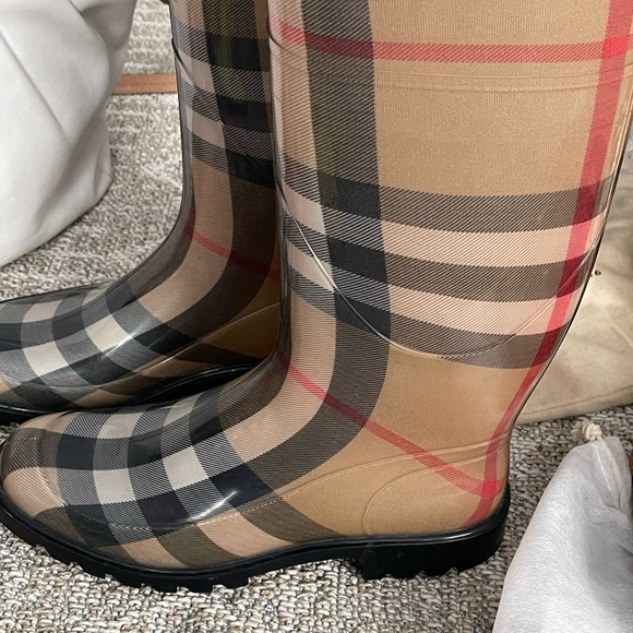 Burberry made in Italy Boots size 37(US 6.5) - Picture 2 of 6